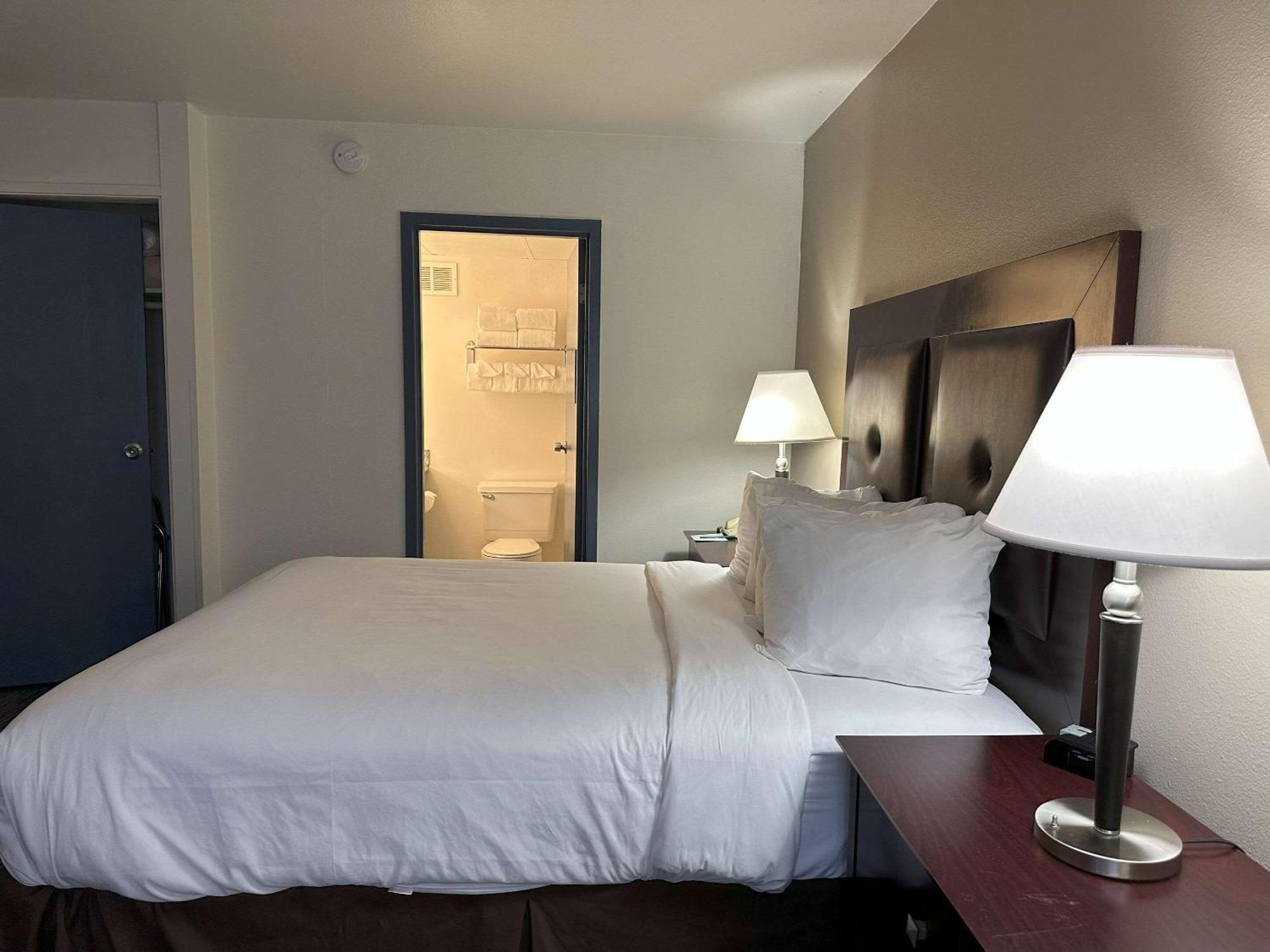Quality Inn & Suites ايفرت المظهر الخارجي الصورة