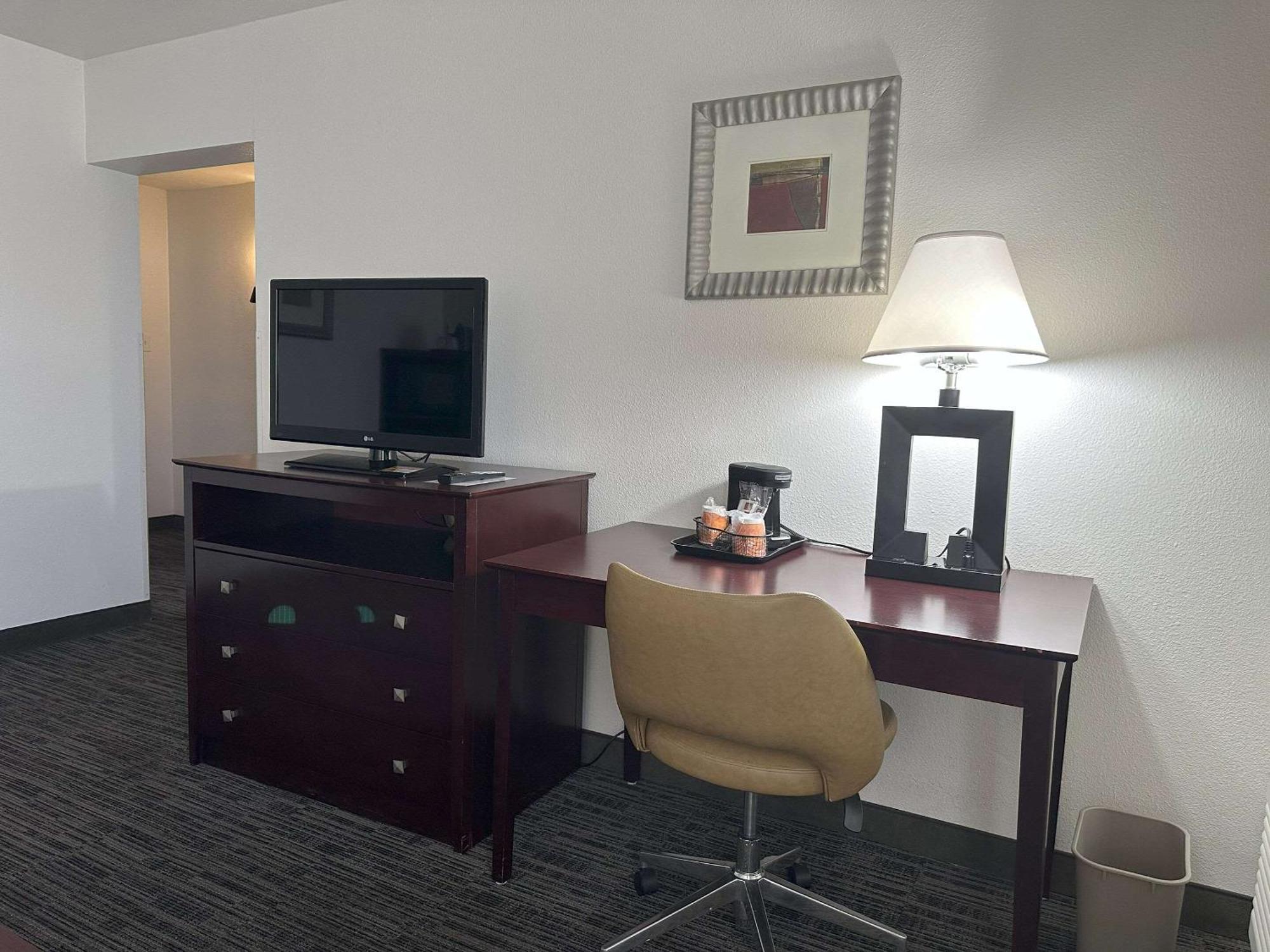Quality Inn & Suites ايفرت المظهر الخارجي الصورة