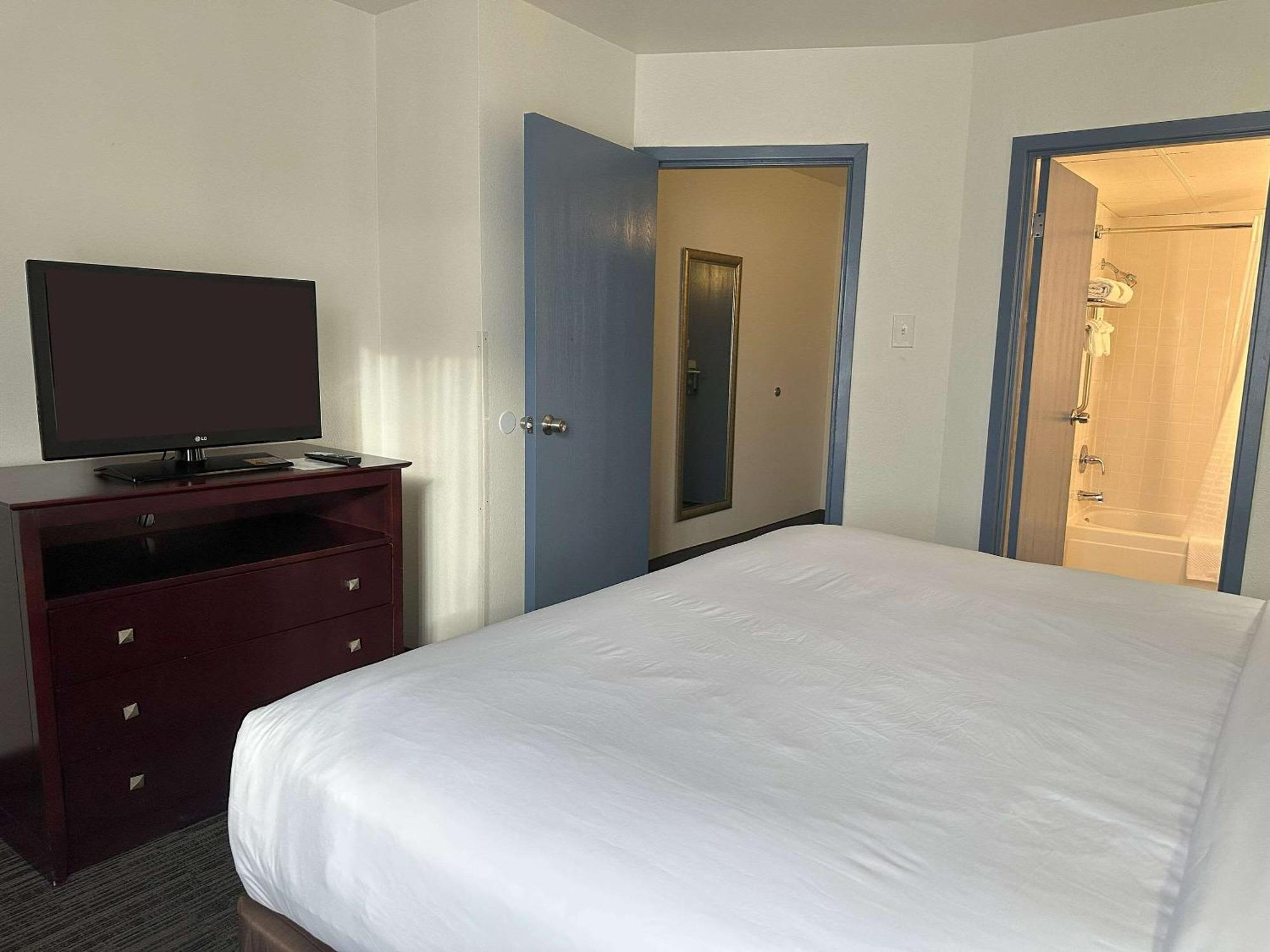 Quality Inn & Suites ايفرت المظهر الخارجي الصورة