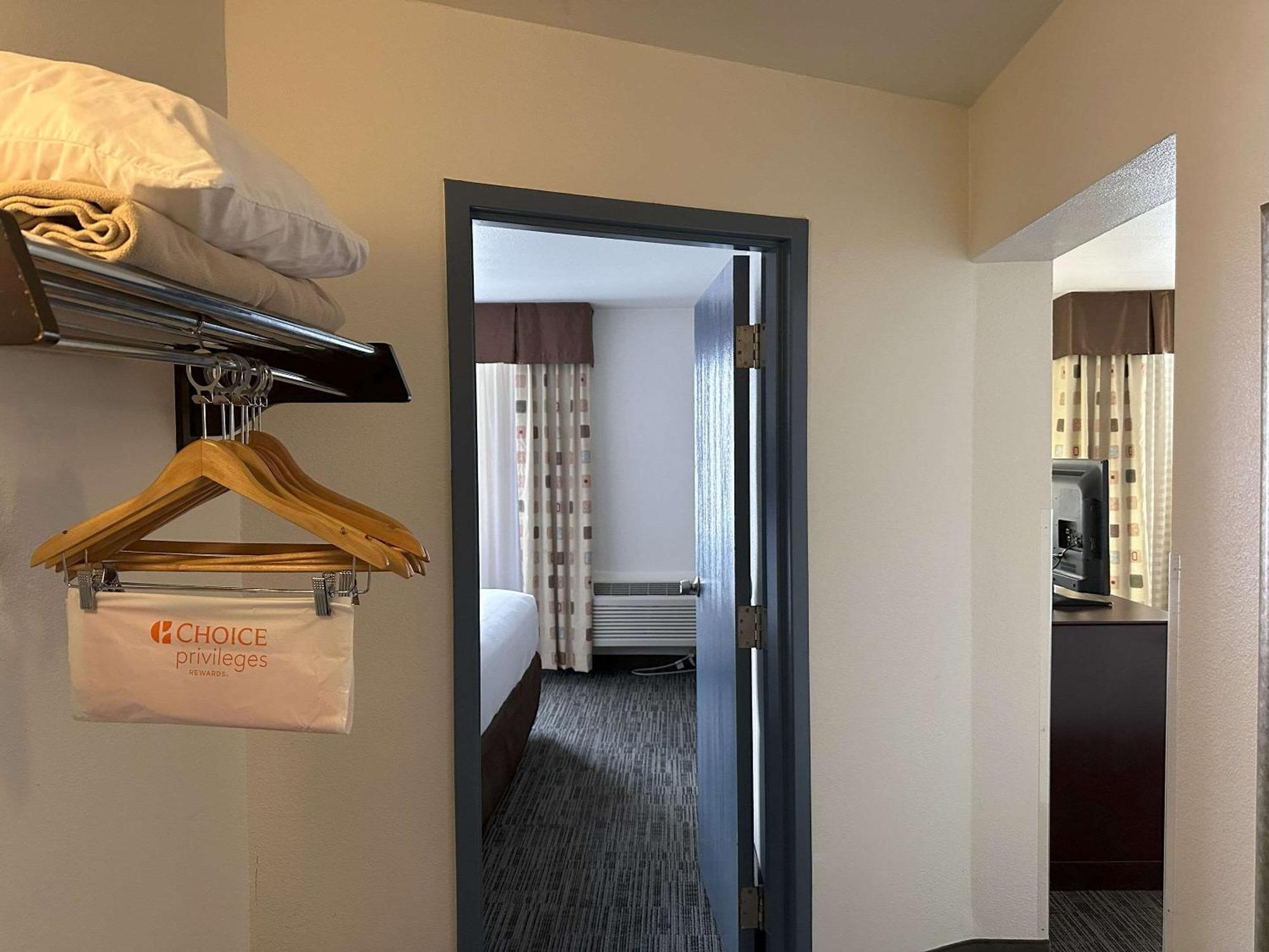 Quality Inn & Suites ايفرت المظهر الخارجي الصورة