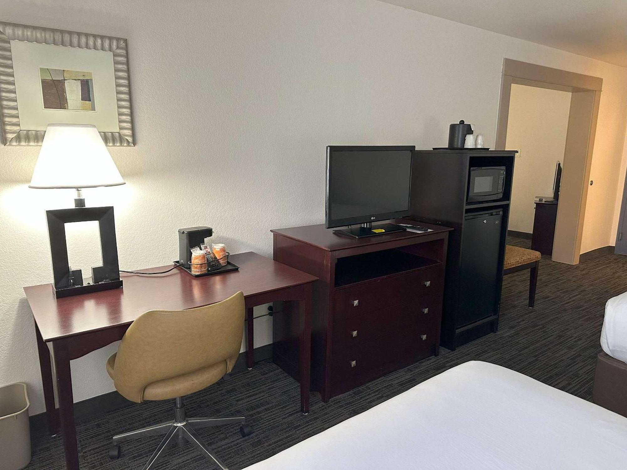Quality Inn & Suites ايفرت المظهر الخارجي الصورة
