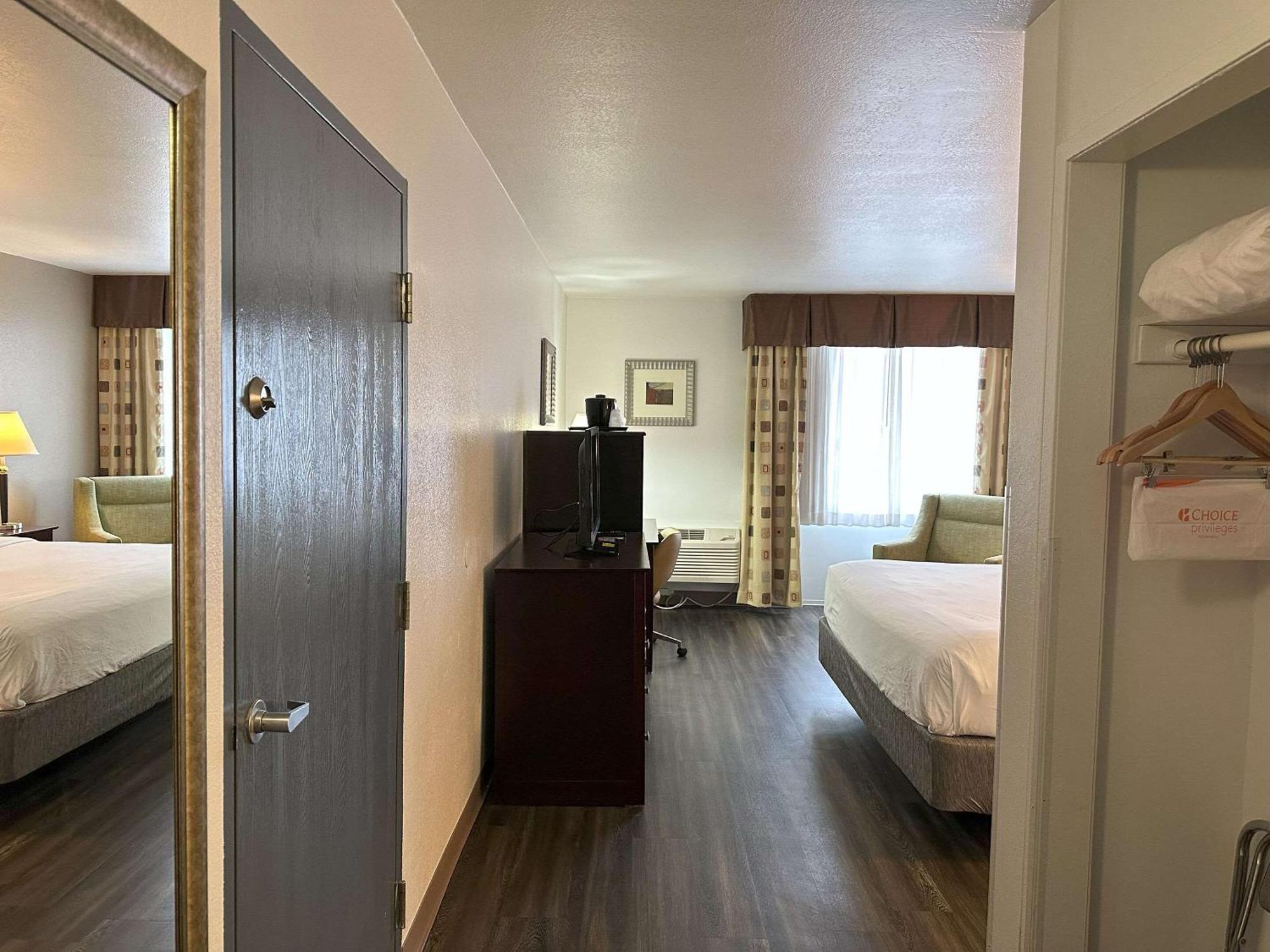 Quality Inn & Suites ايفرت المظهر الخارجي الصورة